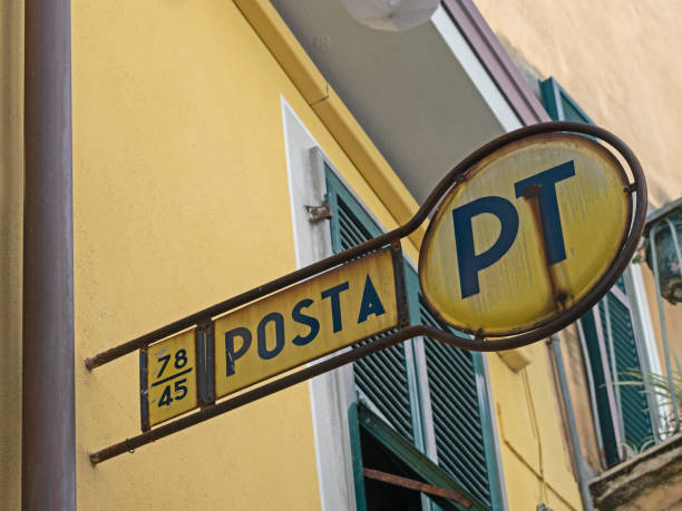 istock Postal sign on a facade in Italy 1489225292