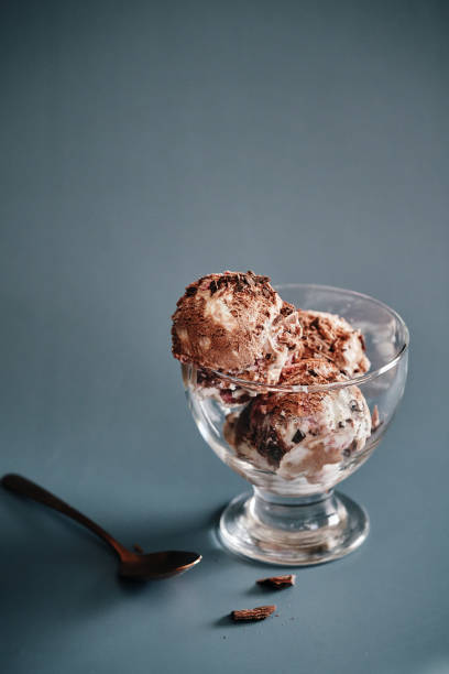 istock Delicious Stracciatella Ice Cream Dessert with Chocolate Topping 1489226272