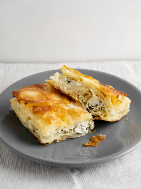 türkische konditorei borek, türkische su boregi, su boregi / türkische patty - börek turkish culture middle eastern cuisine pie stock-fotos und bilder