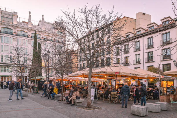 eine terrasse an der plaza santa ana am abend, madrid, spanien. - people winter urban scene chair stock-fotos und bilder