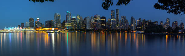 guten abend, vancouver - scenics skyline panoramic canada place stock-fotos und bilder