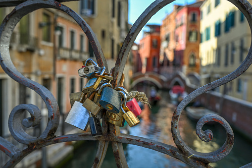 Lucchetti dell'amore dui ponti di Venezia