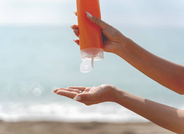istock Woman hand apply sunscreen 1489259536
