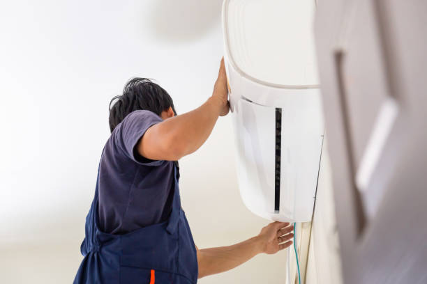 jeune réparateur réparateur climatiseur, technicien installant un climatiseur dans une maison cliente, concepts d’entretien et de réparation - air conditioner electricity repairing furnace photos et images de collection