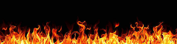 黒い背景に火の炎。黒い背景に火。黒い背景に火のテクスチャー。抽象的な火の炎の背景、大きな燃える火 - 炎 ストックフォトと画像