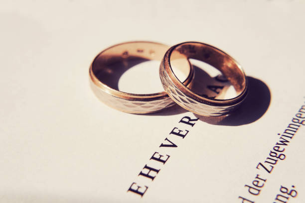 Zwei Eheringe und ein Ehevertrag stock photo