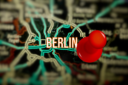 Eine Pinnadel und Stadtplan vom Berlin