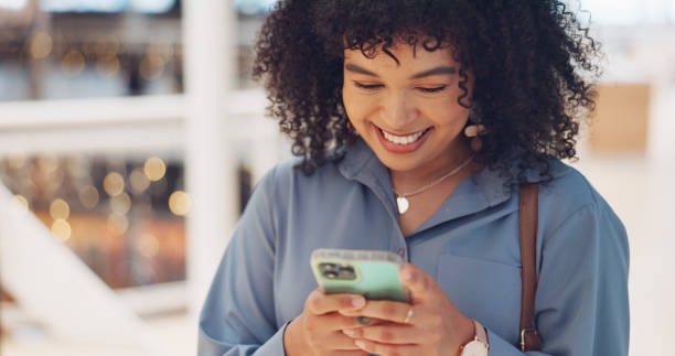 telefone, digitação e mulher negra em shopping center nas redes sociais, mensagens de texto e navegação na internet. tecnologia, celular e mulher feliz com smartphone móvel rindo de piada cômica, meme ou comédia. - retail place attractive female technology contemporary - fotografias e filmes do acervo