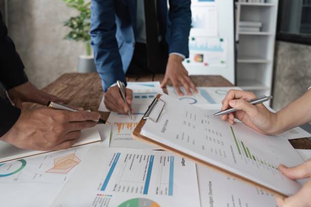 istock Business team meeting to , collaboration discussing working analyzing with financial data and marketing business strategy project, presentation and brainstorming to making profit of company 1489352927