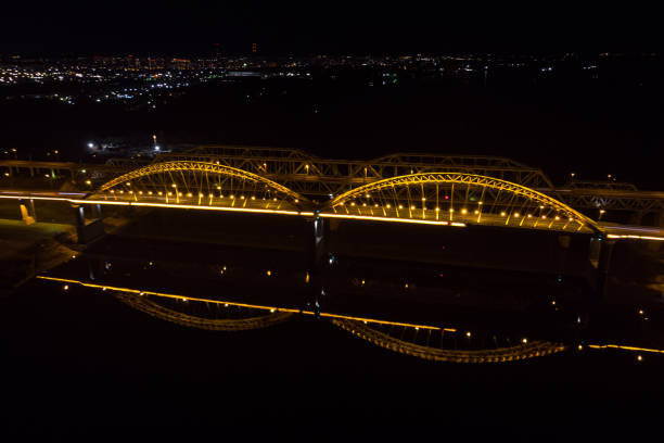 jasne światła, mosty z łukami, nocne miasto. most drogowy przez rzekę, zaczerpnięty z drona. - traffic city urban scene nature zdjęcia i obrazy z banku zdjęć