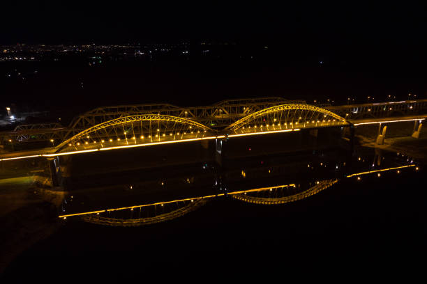 jasne światła, mosty z łukami, nocne miasto. most drogowy przez rzekę, zaczerpnięty z drona. - traffic city urban scene nature zdjęcia i obrazy z banku zdjęć