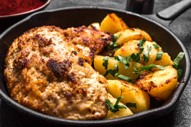 ウィンナーシュニッツェルとジャガイモ - veal cutlet food german culture ストックフォトと画像