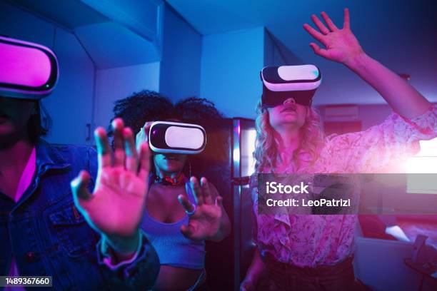 Foto de Mulher Jogar Jogo Vr 3d e mais fotos de stock de Simulador de  realidade virtual - Simulador de realidade virtual, Realidade Virtual,  Videogame - iStock