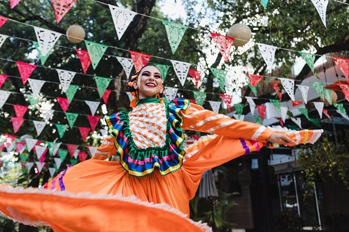Bailarina latina vestida con vestimenta tradicional mexicana tradicional de Guadalajara Jalisco México América Latina, jóvenes hispanos en el día de la independencia o desfile del cinco de mayo o festival cultural photo