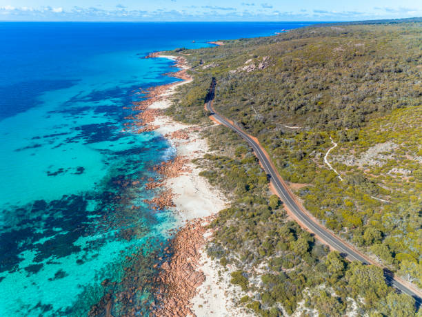 vista aérea de la carretera de playa costera de arena. día soleado en verano con agua azul tropical transparente. viaje a eagle bay meelup road, australia occidental, australia. vista superior. costero, paisaje marino - margaret river fotografías e imágenes de stock