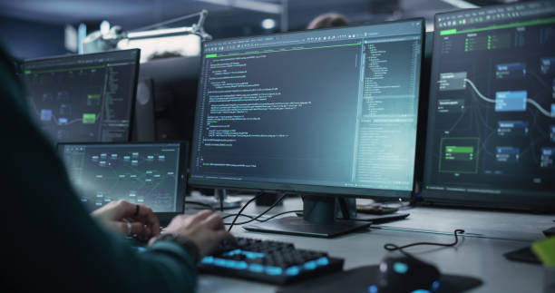 Close Up of a Software Developer Working on a Desktop Computer with Green Screen Mock Up Display. Specialist Typing on Keyboard, Coding and Implementing a New Technical Feature, Working in an Agency primer plano de un desarrollador de software trabajando en una computadora de escritorio con pantalla verde mock up display. especialista en mecanografía en teclado, codificación e implementación de una nueva característica técnica, trabajando en una
