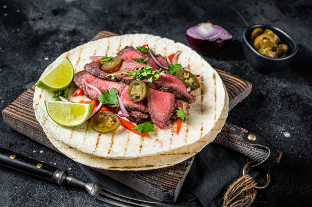 tacos de fajitas de carne mexicana alambre com cebola, jalapeno e pimentão. fundo preto. vista superior - green bell pepper green peppercorn green vegetable - fotografias e filmes do acervo