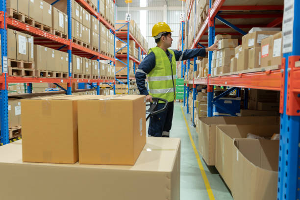 Warehouse worker pick box goods in inventory and check stock product. Transport logistic business ship delivery to customer. stock card, bill of material, inspection, storehouse, storage, factory el trabajador del almacén recoge los productos de la caja en el inventario y verifica el producto en stock. transporte logístico de negocios de entrega de buques al cliente. tarjeta de stock, lista de materiales, inspección, almacén, almacenamiento, f�