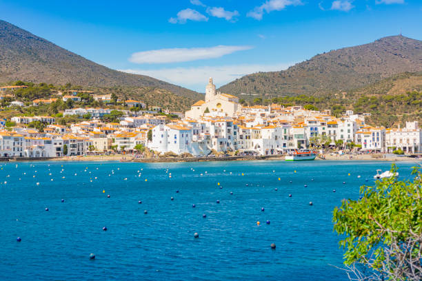 cadaqués sonniger tag, frühling - cadaques stock-fotos und bilder