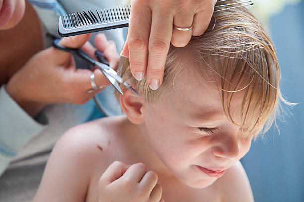 ragazzo sempre un taglio di capelli resta - male beauty beauty hairstyle shirtless foto e immagini stock