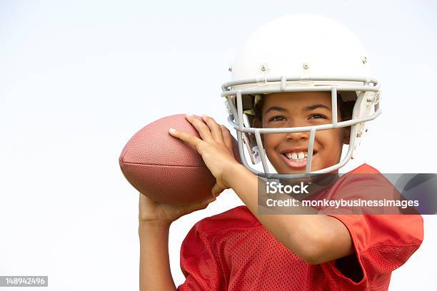 Jovem Rapaz Jogar Futebol Americano - Fotografias de stock e mais imagens de Futebol Americano - Futebol Americano, Criança, Brincar