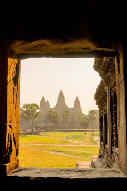 schöne aussicht auf angkor wat - cambodia traditional culture ancient angkor stock-fotos und bilder