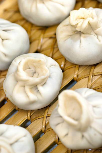 tibetische momos - chinese dumpling vertical dumpling asian culture stock-fotos und bilder