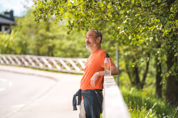 alegre adulto asiático masculino descansando em um parque público - 18630 - fotografias e filmes do acervo