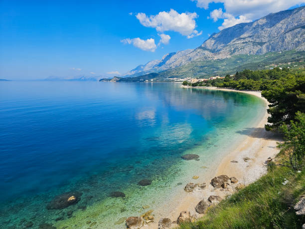 пляж на макарской ривьере, хорватия - makarska riviera стоковые фото и изображения