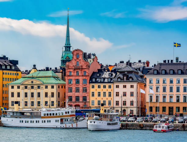 argine di skeppsbron nella vecchia città di stoccolma (gamla stan), svezia - stockholm foto e immagini stock