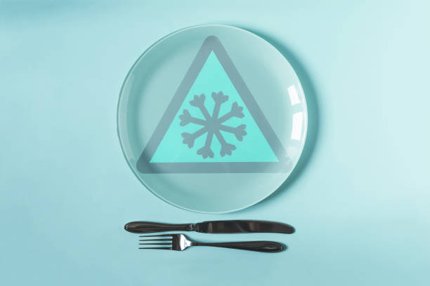 冷やして提供する料理のコンセプト。雪の結晶のサインとカトラリーが描かれたプレート。