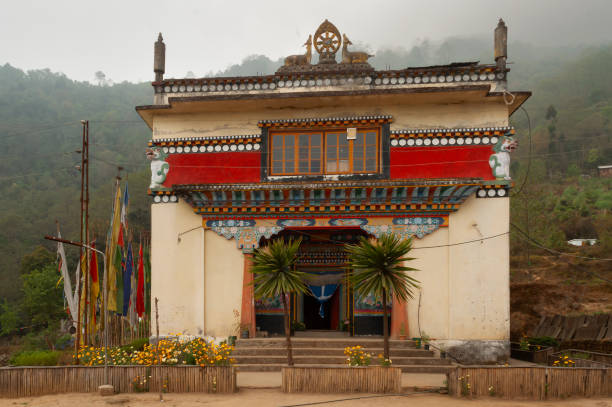 front view of peaceful buddhist andey monastery with himalayan mountains in the background. - padmasambhava imagens e fotografias de stock