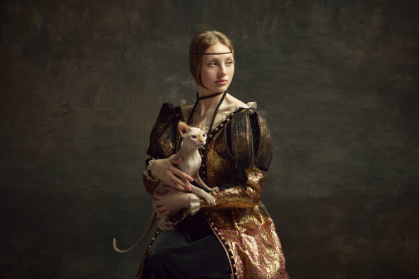 retrato da princesa medieval em vestido vintage e óculos de filme 3d, comendo pipoca contra fundo verde escuro. - princess women duchesses renaissance - fotografias e filmes do acervo