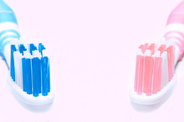 spazzolino da denti blu rosa su sfondo bianco vicino - getting the mail foto e immagini stock