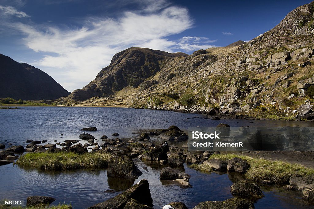 Bella montagna Lago con pietre di fronte all'interno vuoto - Foto stock royalty-free di Acqua