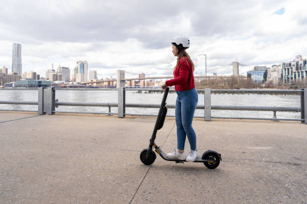 istock Asian woman using electric scooter in NYC 1489495310