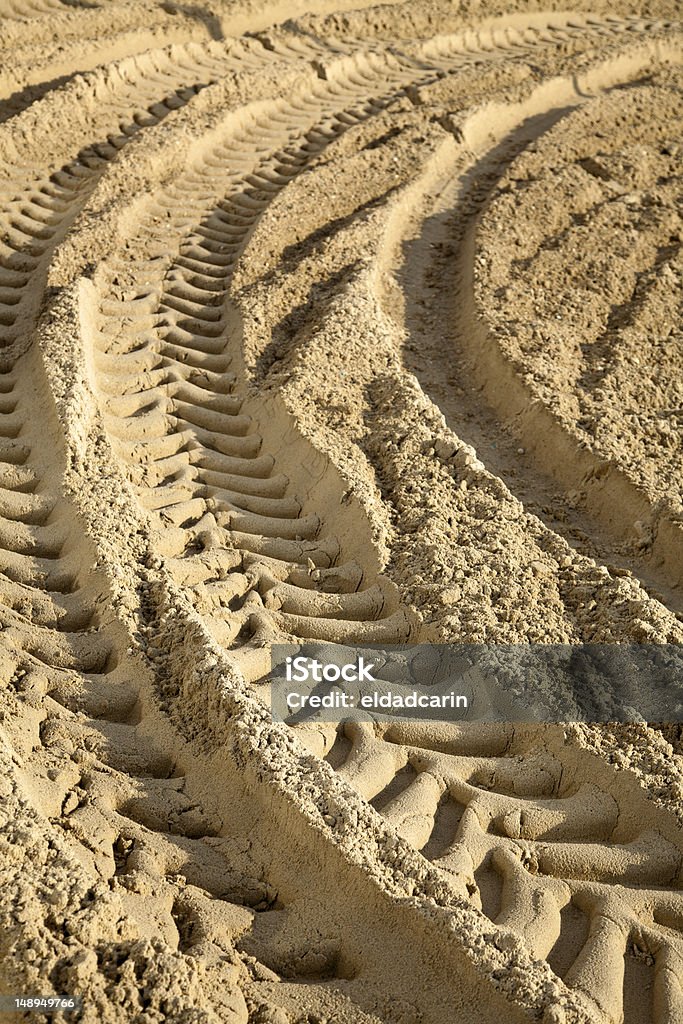 Pneu faixas na areia-Na Superfície - Royalty-free Alto-Contraste Foto de stock