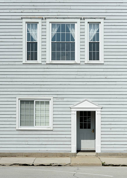 istock Sparse entrance to apartment building 148950336