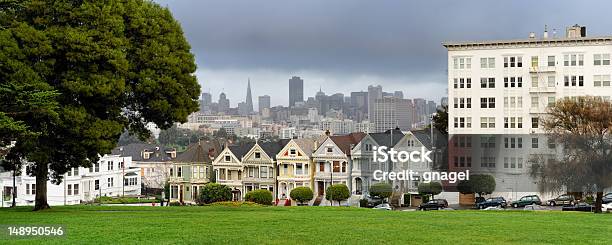 Alamo Square Y Painted Ladies De San Francisco Foto de stock y más banco de imágenes de Aire libre