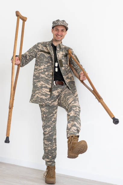 jovem soldado masculino com muletas - marines camouflage camouflage clothing male - fotografias e filmes do acervo