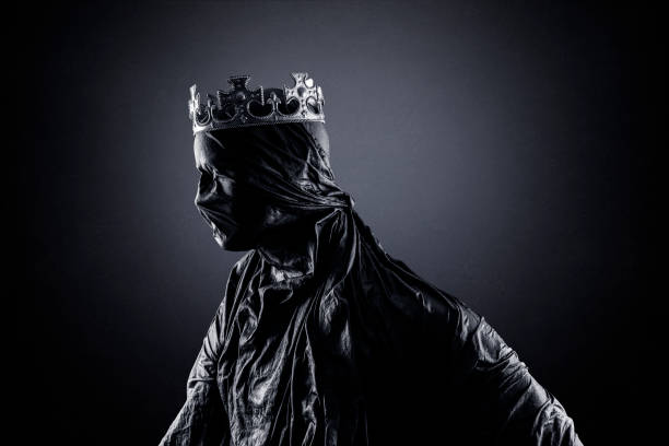 призрак королевы или короля на темном туманном фоне - women spooky old ugliness стоковые фото и изображения