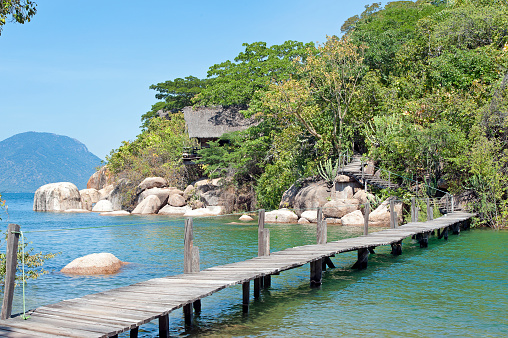 ムンボ島とジャンボ島ムンボ島マラウイ湖マラウイアフリカの間の空の高架歩道桟橋 からっぽのストックフォトや画像を多数ご用意 からっぽ