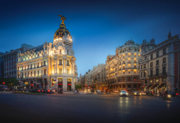 calle de alcala e gran via di notte con edificio metropolis building - madrid, spagna - madrid foto e immagini stock