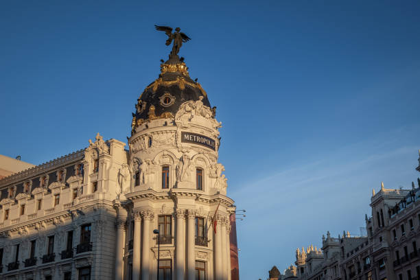 edifício edificio metropolis nas ruas calle de alcala e gran via - madrid, espanha - metropolis building - fotografias e filmes do acervo