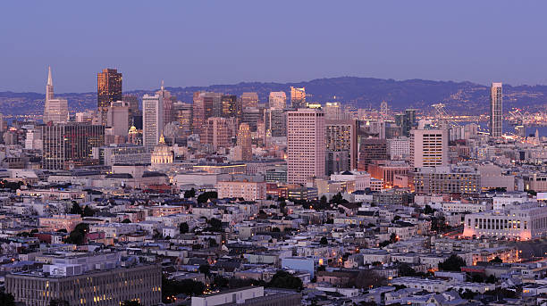 centro di san francisco di notte - bay bridge san francisco county san francisco bay area landscaped foto e immagini stock