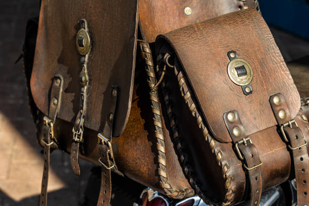 bolso de cuero viejo con bolsa lateral a la luz del sol - saddlebag fotografías e imágenes de stock