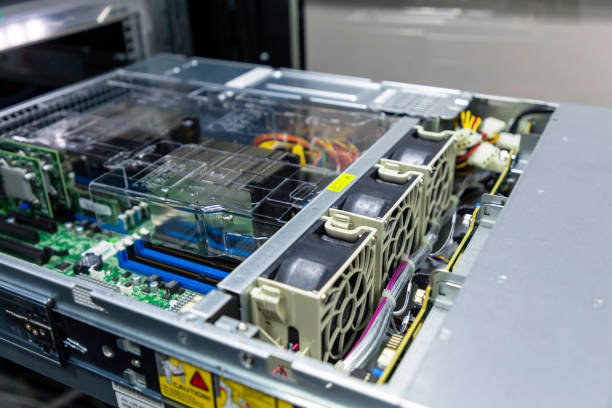 вид изнутри открытого многопроцессорного сервера в стойке ит-дата-центра - rack network server hard drive replace стоковые фото и изображения