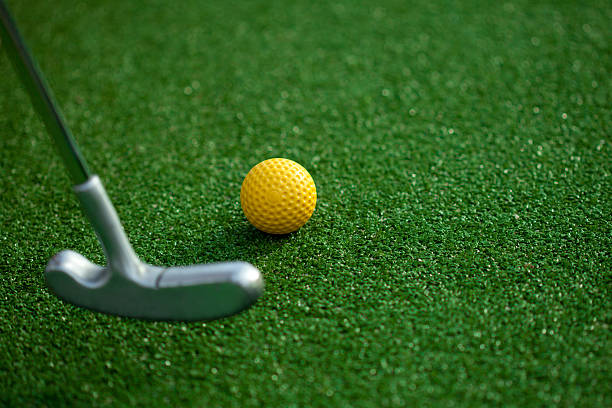 clube e bola de golfe - golf putting golf course golf club - fotografias e filmes do acervo