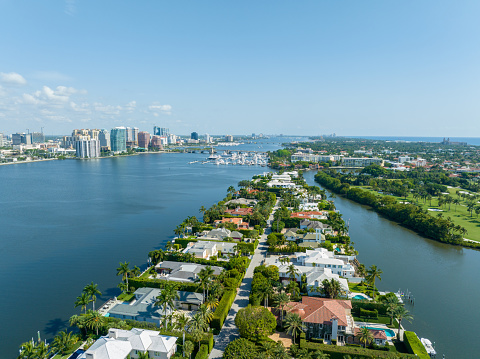 Imagen aérea mansión de lujo inmobiliaria Everglades Island Palm Beach FL USA photo
