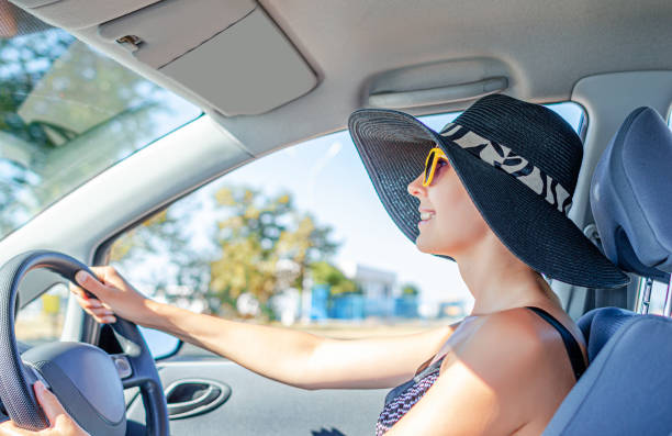 istock Young woman in a car 1489535064
